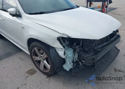 2015 Volkswagen Passat 1.8T Limited Edition z USA, uszkodzony, nr VIN 1VWAT7A3XFC116582